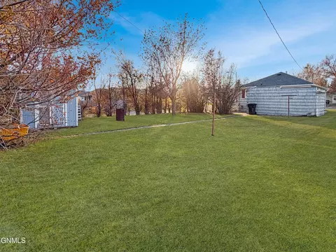 524 8th St W, Williston, ND 58801 photo 23