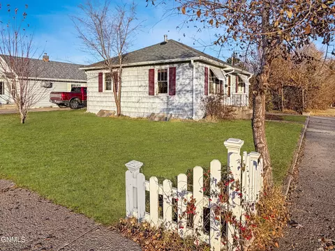 524 8th St W, Williston, ND 58801 photo 2