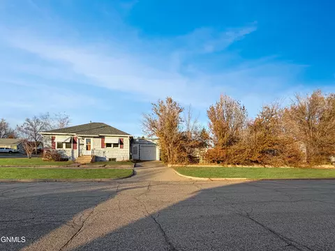 524 8th St W, Williston, ND 58801