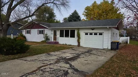 313 3rd St S, Ellendale, ND 58436