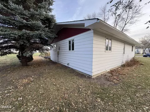 313 3rd St S, Ellendale, ND 58436 photo 24