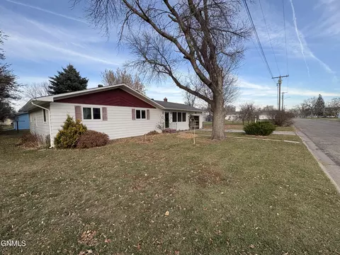 313 3rd St S, Ellendale, ND 58436 photo 2