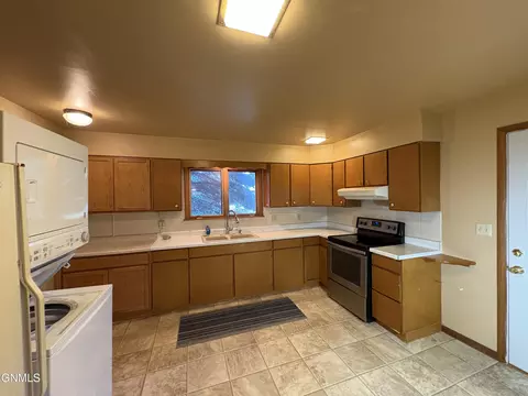 313 3rd St S, Ellendale, ND 58436 photo 5