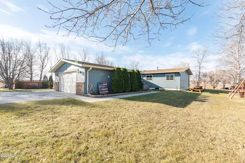 804 2nd St SW, Underwood, ND 58576