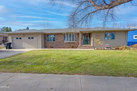 1215 University Ave, Williston, ND 58801 photo 2