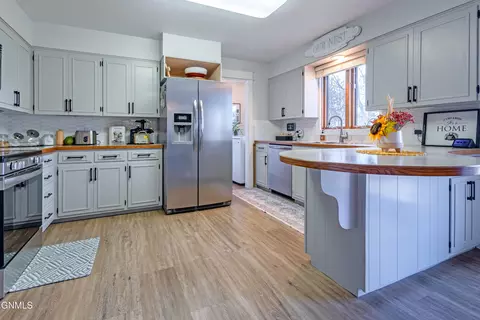 1215 University Ave, Williston, ND 58801 photo 8