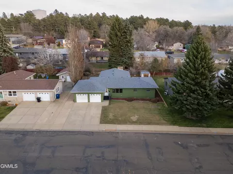 View/Area - 908 8th Ave W, Dickinson, ND 58601 photo 3 of 4
