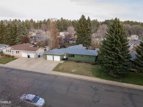 View/Area - 908 8th Ave W, Dickinson, ND 58601 photo 2 of 4