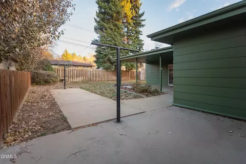 Exterior - 908 8th Ave W, Dickinson, ND 58601 photo 8 of 17
