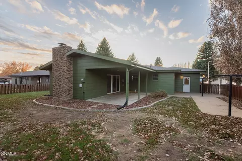 Exterior - 908 8th Ave W, Dickinson, ND 58601 photo 15 of 17