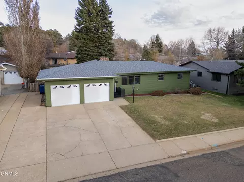 Exterior - 908 8th Ave W, Dickinson, ND 58601 photo 17 of 17