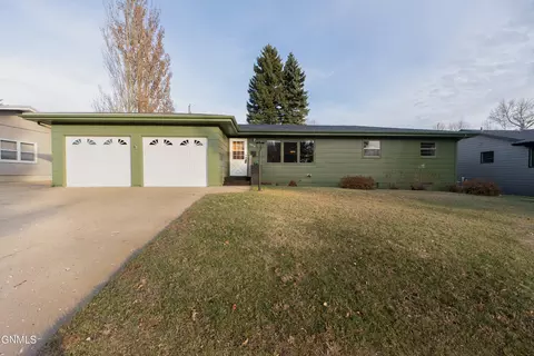 908 8th Ave W, Dickinson, ND 58601