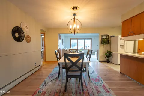 Dining - 908 8th Ave W, Dickinson, ND 58601 photo 2 of 4