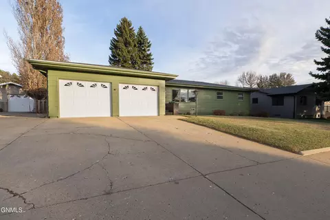 Exterior - 908 8th Ave W, Dickinson, ND 58601 photo 7 of 17