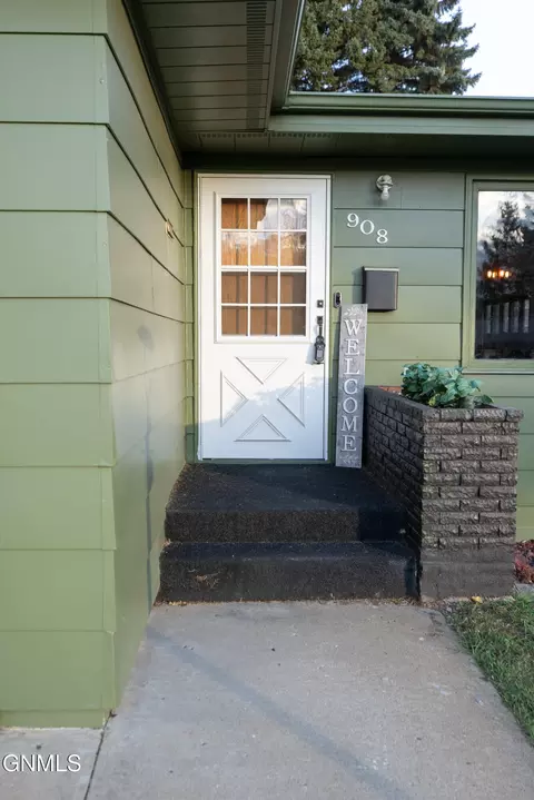 Exterior - 908 8th Ave W, Dickinson, ND 58601 photo 4 of 17