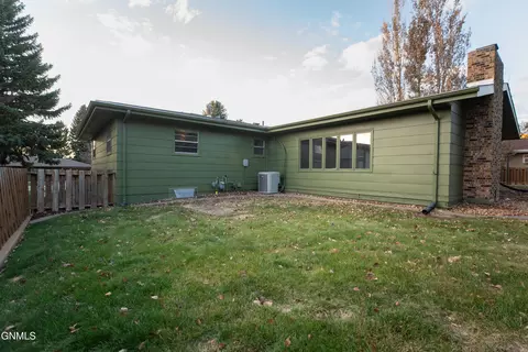Exterior - 908 8th Ave W, Dickinson, ND 58601 photo 14 of 17
