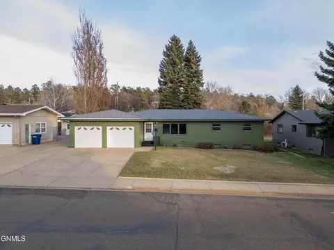 Exterior - 908 8th Ave W, Dickinson, ND 58601 photo 3 of 17