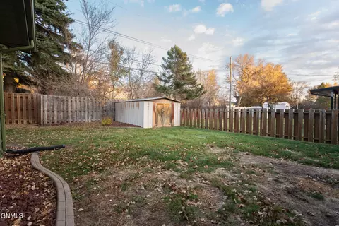 Exterior - 908 8th Ave W, Dickinson, ND 58601 photo 10 of 17