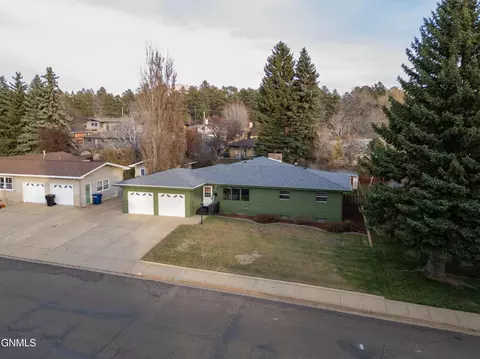 View/Area - 908 8th Ave W, Dickinson, ND 58601 photo 1 of 4