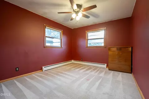 Bedroom - 908 8th Ave W, Dickinson, ND 58601 photo 5 of 9