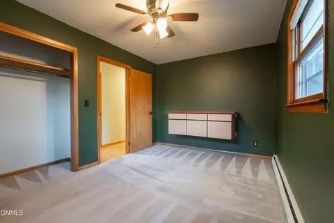 Bedroom - 908 8th Ave W, Dickinson, ND 58601 photo 4 of 9