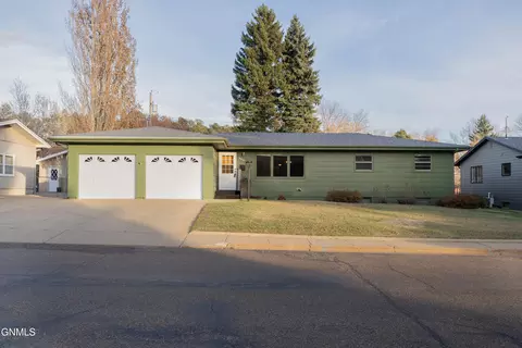 Exterior - 908 8th Ave W, Dickinson, ND 58601 photo 2 of 17