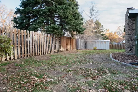 Exterior - 908 8th Ave W, Dickinson, ND 58601 photo 11 of 17