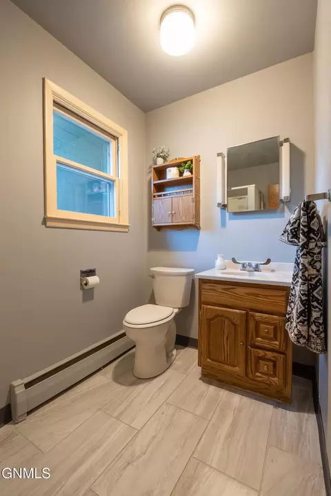 Bath - 908 8th Ave W, Dickinson, ND 58601 photo 3 of 3