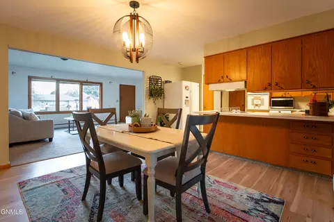 Dining - 908 8th Ave W, Dickinson, ND 58601 photo 3 of 4