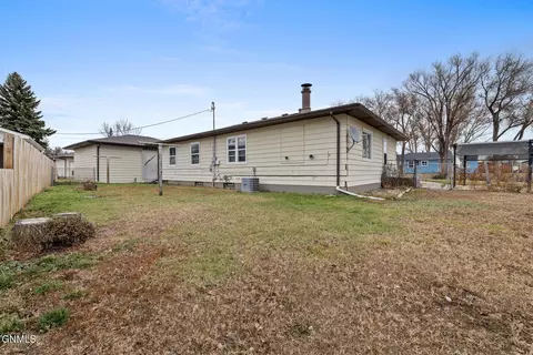 Exterior - 505 17th Ave W, Williston, ND 58801 photo 3 of 4