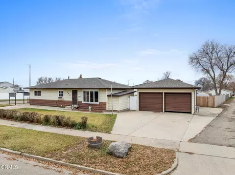 Exterior - 505 17th Ave W, Williston, ND 58801 photo 2 of 4