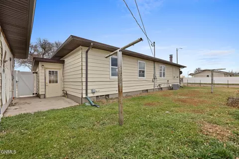 Exterior - 505 17th Ave W, Williston, ND 58801 photo 4 of 4