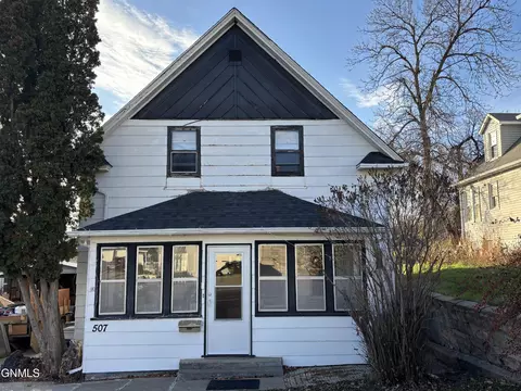 507 Collins Ave, Mandan, ND 58554