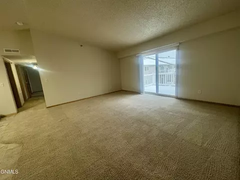 4020 Mckenzie Dr SE, Mandan, ND 58554