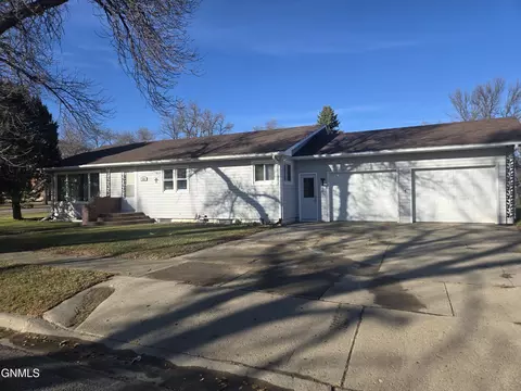 401 1st St N, Strasburg, ND 58573