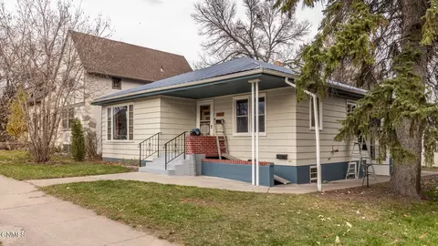 1025 4th St N, Bismarck, ND 58501