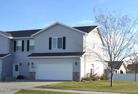 915 Calvert Dr, Bismarck, ND 58503