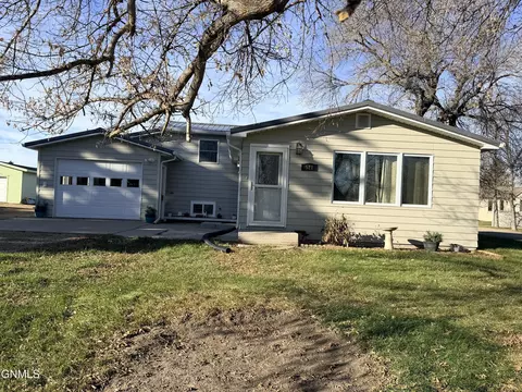 521 Berthold St NE, Berthold, ND 58718