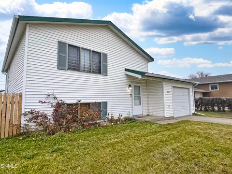 1819 6th Ave E, Williston, ND 58801