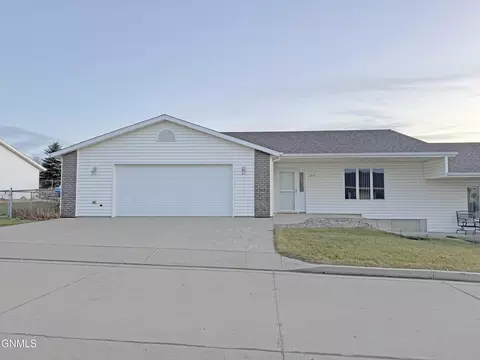 1115 Lakota Ln, Lincoln, ND 58504