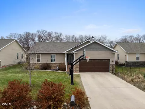 1501 W Pheasant Rdg, Watford City, ND 58854