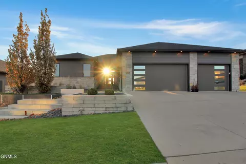 3622 Valley Dr, Bismarck, ND 58503