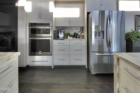 Kitchen - 3622 Valley Dr, Bismarck, ND 58503 photo 5 of 6