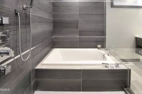 Bath - 3622 Valley Dr, Bismarck, ND 58503 photo 2 of 6