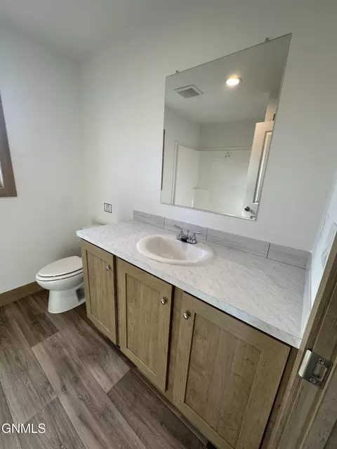 282 Partridge Ln, Lincoln, ND 58504