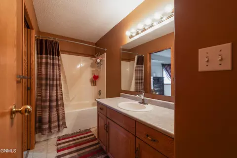 Bath - 17822 52 St NE, Baldwin, ND 58521 photo 1 of 2