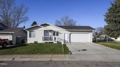 809 Johns Dr, Mandan, ND 58554