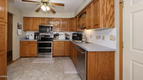 809 Johns Dr, Mandan, ND 58554 photo 9