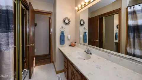 809 Johns Dr, Mandan, ND 58554 photo 11
