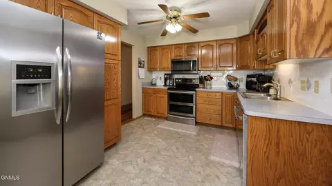 809 Johns Dr, Mandan, ND 58554 photo 2